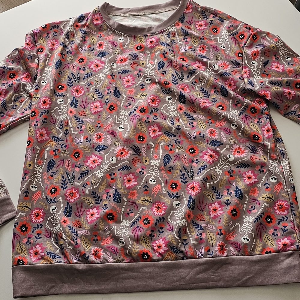 Womens XL long-sleeved Halloween themed top with skeletons